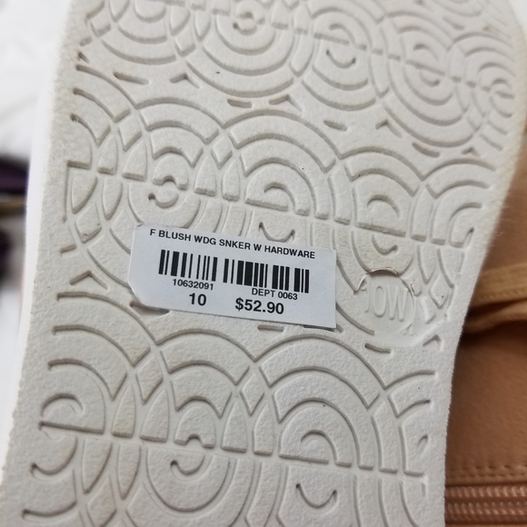 Torrid Solid Beige Sneakers Size 10W. Condition is - Picture 4 of 8